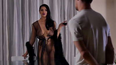 Lutikas Kira Queen kutsus oma naabrit teele ja nusis teda söögilaua peal